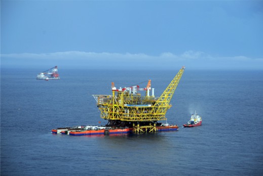 荔湾3-1 中心平台组块与导管架顺利对接