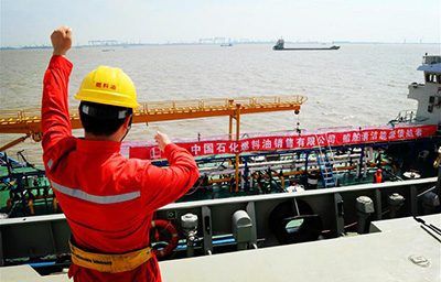 中石化为"雪龙号"加油(图)