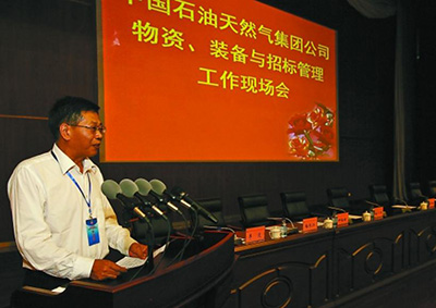 6969①与会代表冒雨参观长庆油田石油机械制造总厂一大批具有自主